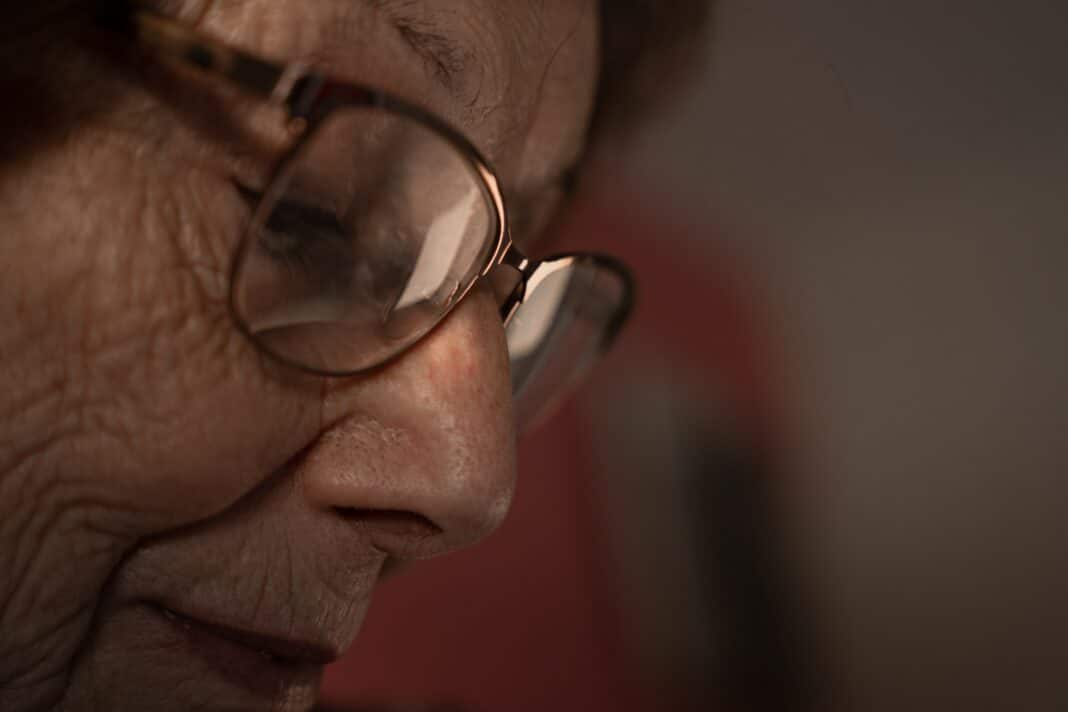 Close photo of an old woman with glasses