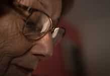 Close photo of an old woman with glasses
