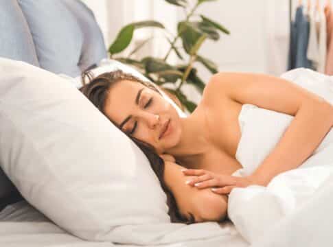 Ύπνος: Τα τοπ 10 οφέλη του να κοιμάσαι γυμνός