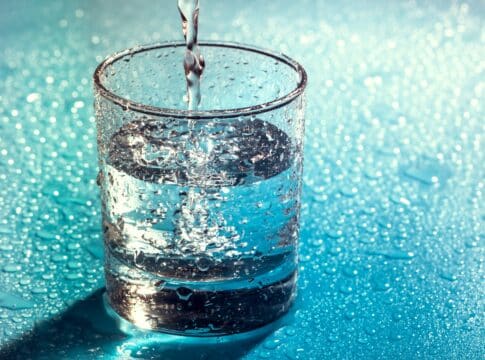 Νερό: Πρέπει όντως να πίνουμε 8 ποτήρια νερό την ημέρα;
