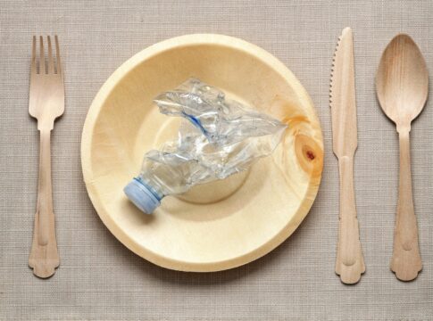 Διατροφή: Ποια τρόφιμα έχουν τα περισσότερα μικροπλαστικά;