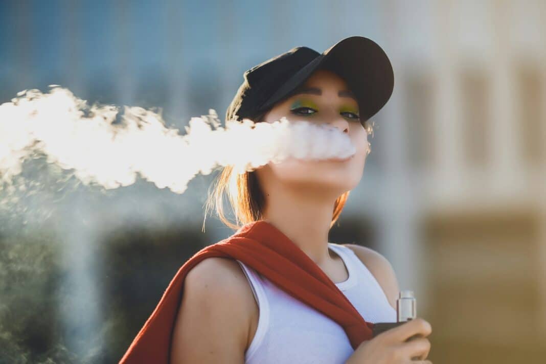 Vaping: Δώστε έμπλαστρα νικοτίνης στα εθισμένα παιδιά, λέει η αναφορά