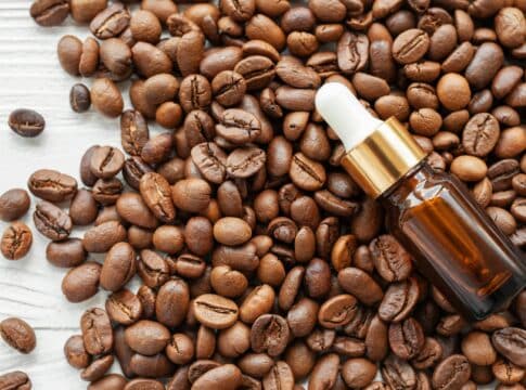 Καφεΐνη: Τα οφέλη της στην περιποίηση του δέρματος